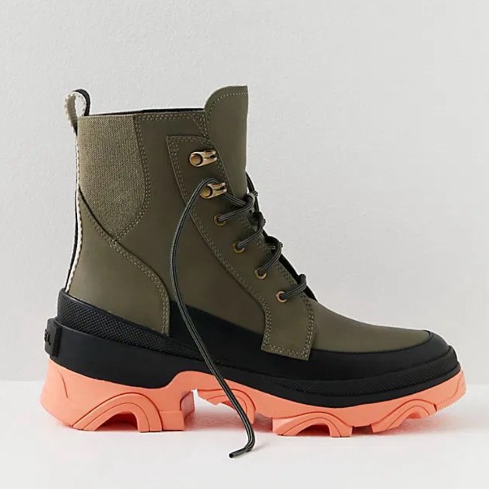 Sorel x Free People Women's Olive and Black Brex Lace Boots w. Orange/Pink Soles - Picture 2 of 6